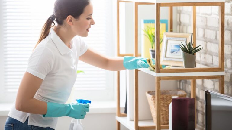Curatenia de primavara: un spray minune facut in casa tine praful departe pana la doua saptamani