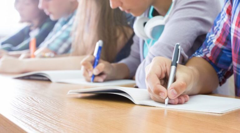 Simularea examenului de Bacalaureat 2022 incepe astazi, 28 martie, cu proba la Limba si Literatura Romana