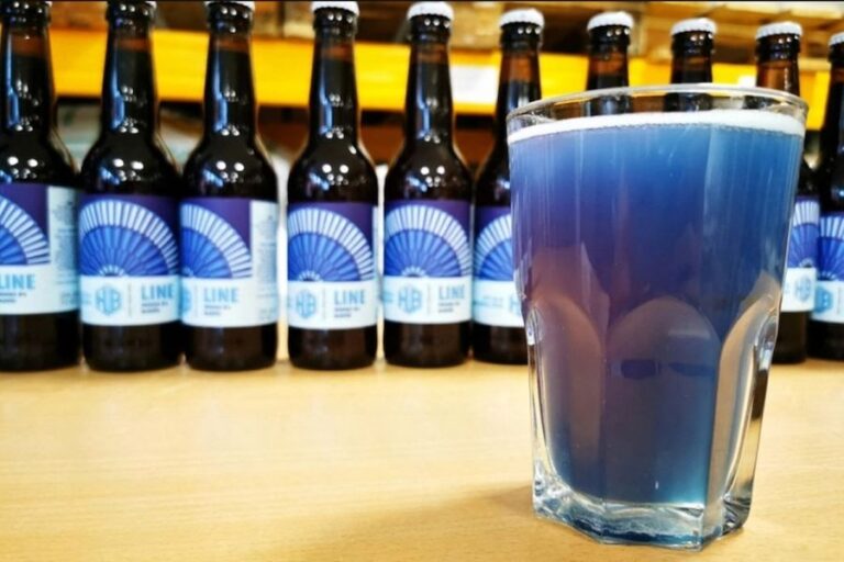 Inovatie: prima bere albastra din lume produsa intr-o berarie din Franta