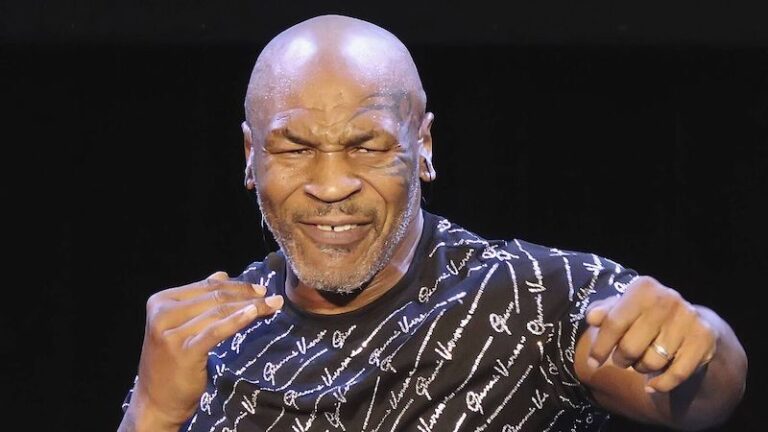 Mike Tyson, ploaie de pumni asupra unui pasager care l-a deranjat la bordul unui avion Mike Tyson, ploaie de pumni asupra unui pasager care l-a deranjat la bordul unui avion