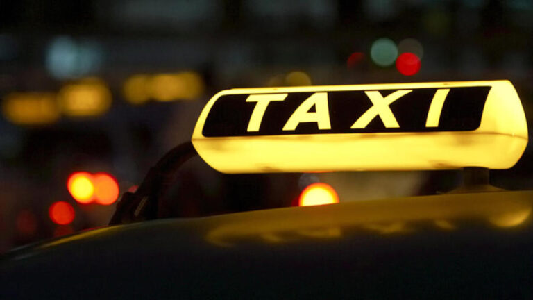 Un taximetrist din Cluj conduce cu 10 ecrane pe bord: „Greu cu tehnologia!”