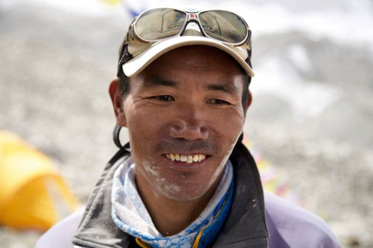 Un serpas din Nepal si-a doborat propriul record: a escaladat Muntele Everest de 26 de ori