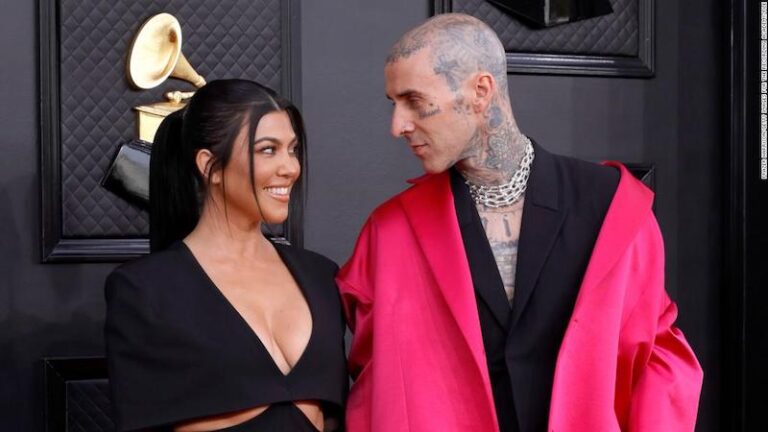 Kourtney Kardashian s-a casatorit cu Travis Barker
